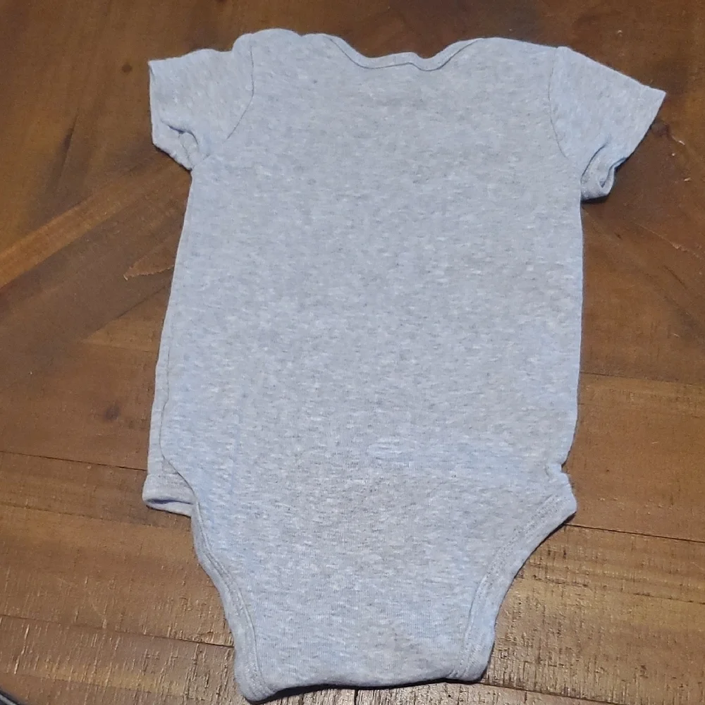 🐻   Carter's Gray Bodysuit Short Sleeve Snap Closure